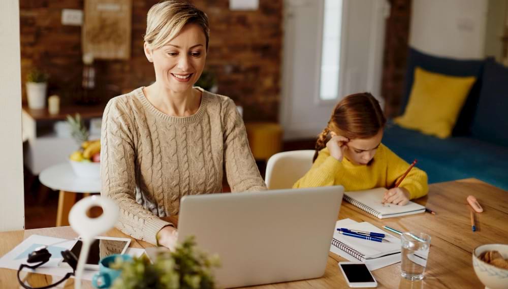 Anya home officeban dolgozik gyerekkel